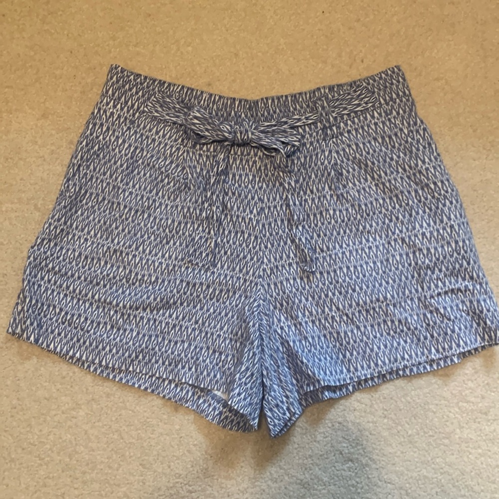 Size 12 printed shorts with tie waist in dusty blue print